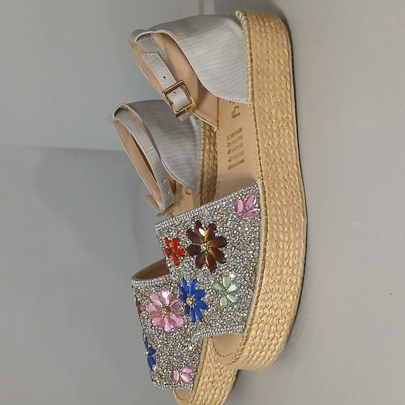 Embellished Floral Sandals ,size 41, fits size 10, made In Colombia, pre-owned - Picture 4 of 7